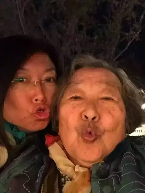  这对姐妹带着89岁痴呆妈妈环游世界,十年推坏5把轮椅,陪伴才是最好的治疗