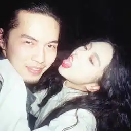  情侣头像他们的笑声很悲壮表面的辉煌掩盖不了青春的苍茫