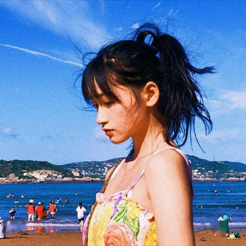 手捧玫瑰花的美女情侣头