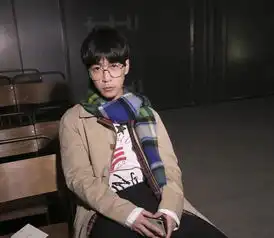  韩火火简洁卡其色风衣,内搭文艺涂鸦t恤,简约不失风度