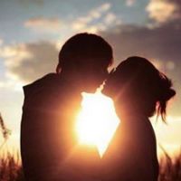  男女接吻头像一左一右的情侣接吻头像