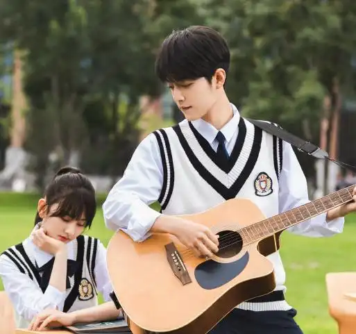  宋祖儿肖战校园大片,穿情侣校服画面太甜,肖战眼神过于温柔