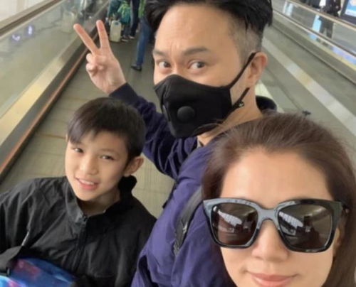  张智霖晒13岁儿子近照,慕童低头玩手机显帅气,与爸爸越来越像