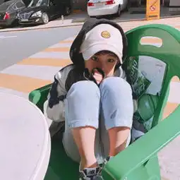 情侣头像坐在车上的萌娃
