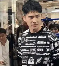  最爆笑的撞衫,刘昊然跟路人穿情侣衫,路人的表情亮了