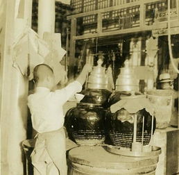 老照片80年前酱油店,柱子上挂着四字告示,不近人情却没办法