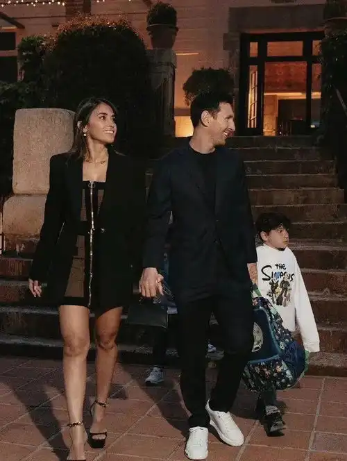  梅西的吻,给了大力神杯和她