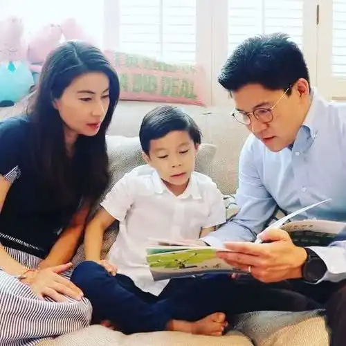 郭晶晶罕见穿情侣装为支持老公特意染发,三个娃认真看爸爸直播 郭晶晶罕见穿情侣装为支持老公特意染发,三个娃认真看爸爸直播