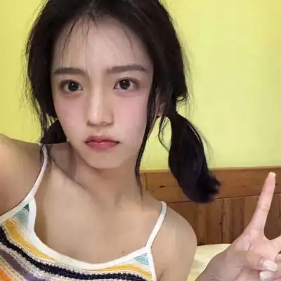  女生头像锁骨露肩吊带