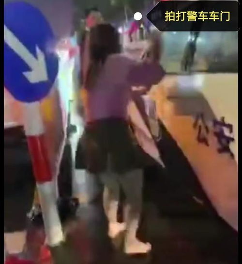  汕头情侣酒驾逆行撞车,女子不顾形象撒泼耍酒疯袭警,结果悲剧了