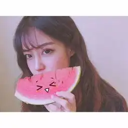  白边女生头像你的心事三三两两,停在我心上