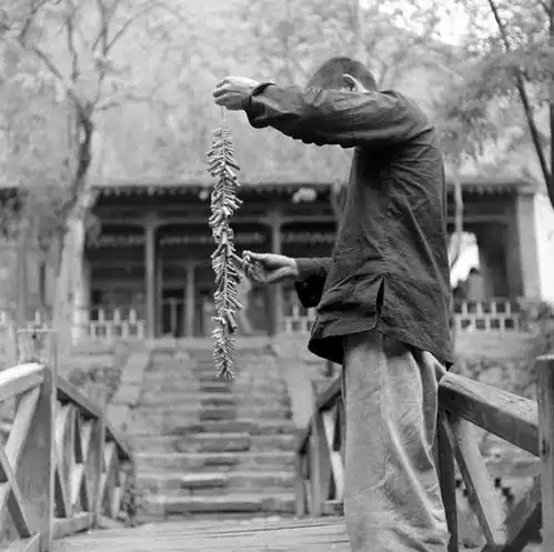  1947年一场包办婚姻现场都没成年,男的一脸无所谓,女的面无表情