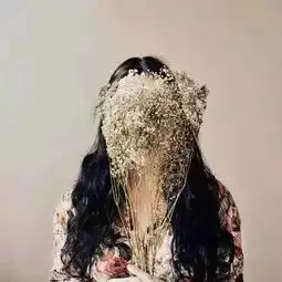  一张小清新头像,一个长发女生手捧一束花挡住了脸,像这样是正脸拜托知道的人发一下