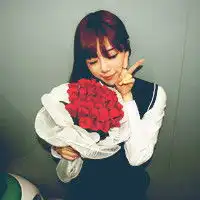 求女头左手抱着玫瑰花求这张头像的原图 求女头左手抱着玫瑰花求这张头像的原图