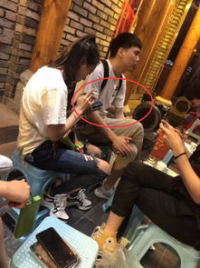  毕滢辞职后被偶遇,烟不离手,全程低头玩手机