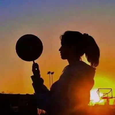  2021好看的不易撞双人情侣头像一人一张有人为了和你相遇正在错过别人