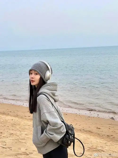  宋轶晒海边美照休闲又慵懒戴耳机氛围感拉满