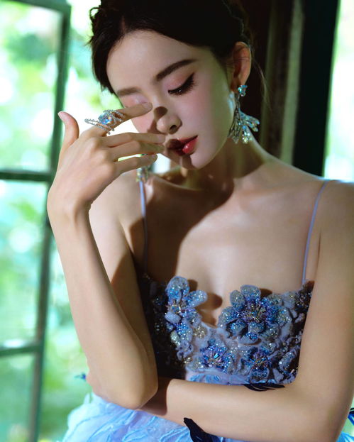  娜扎穿吊带仙裙气质又纯又欲公主风盘发优雅贵气