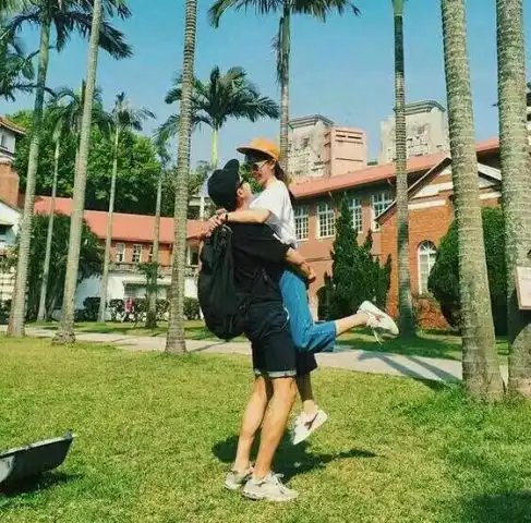  情侣头像所有曾经痛彻心菲的离别,也痛不过人生最后的一场离别