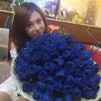 求一张图片一个女孩手中拿着蓝色玫瑰花. 求一张图片一个女孩手中拿着蓝色玫瑰花.