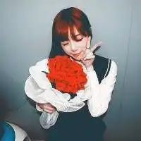 一只手挡着脸一只手拿着花情侣头像 一只手挡着脸一只手拿着花情侣头像