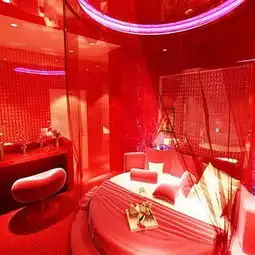 彩雕背景墙台灯头灯家具工装吊顶窗帘床头柜简欧风格主题酒店情侣套房效果图简欧风格床图片 彩雕背景墙台灯头灯家具工装吊顶窗帘床头柜简欧风格主题酒店情侣套房效果图简欧风格床图片