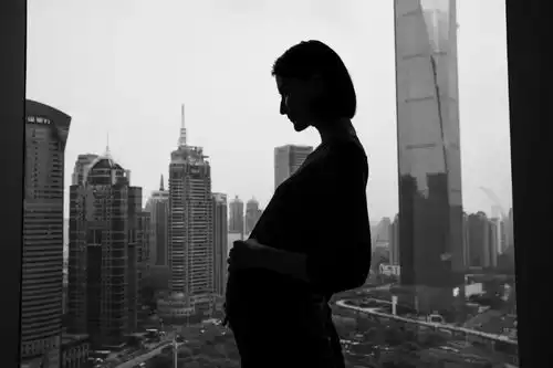  18岁孕妇马路生子,14岁少女直播晒孕照不成熟的父母有多要命