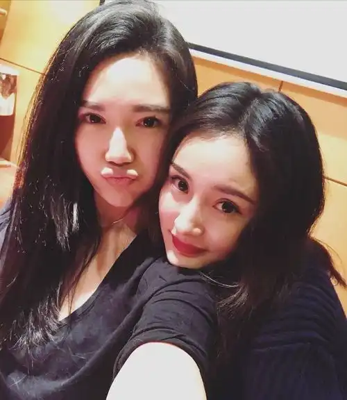  杨幂和自己的朋友穿情侣装,粉丝喊话刘叔叔不会嫉妒吗