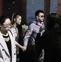  南都娱乐周刊出狱后变身体贴人夫王学兵携娇妻3.0看电影