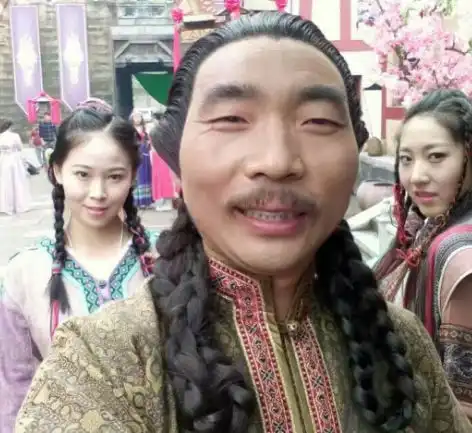 他因长相太坏,做群演时被周星驰看中,如今在横店买房买车 他因长相太坏,做群演时被周星驰看中,如今在横店买房买车