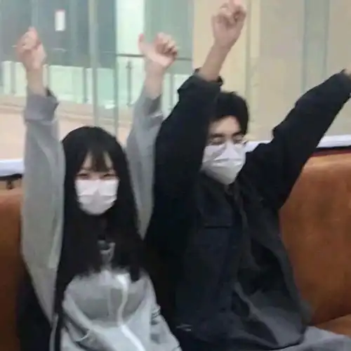  高冷却不失优雅的情侣头像