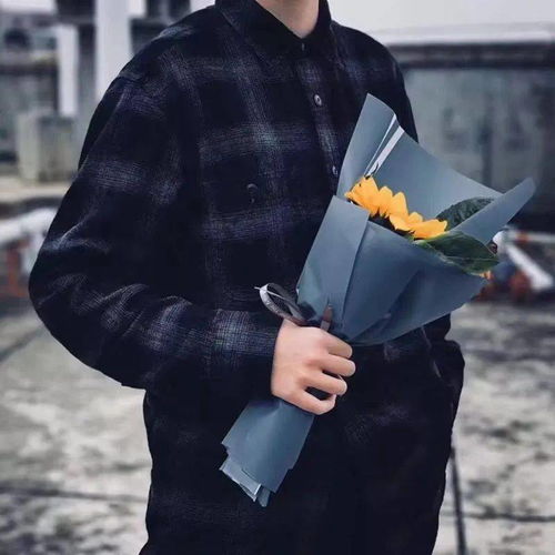 情头电线杆上的灯和月微微发亮
