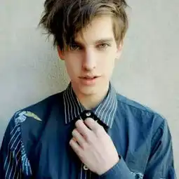  一个穿着蓝色衬衫的蓝眼睛欧美男星的图片,求这个男的是谁