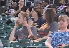 男子煲电话粥忽视女友被泼饮料 男子煲电话粥忽视女友被泼饮料