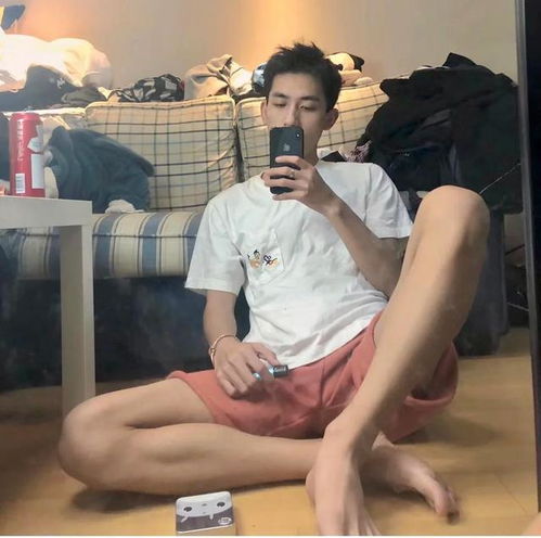  泳池抓拍到的大鼻子鲜肉少年,很是养眼呢