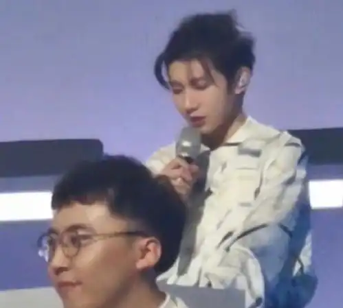  王源音综总决赛生图流出,高糊图下气质依旧优越,是哪家贵公子呀