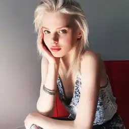 羞怯娇小女子