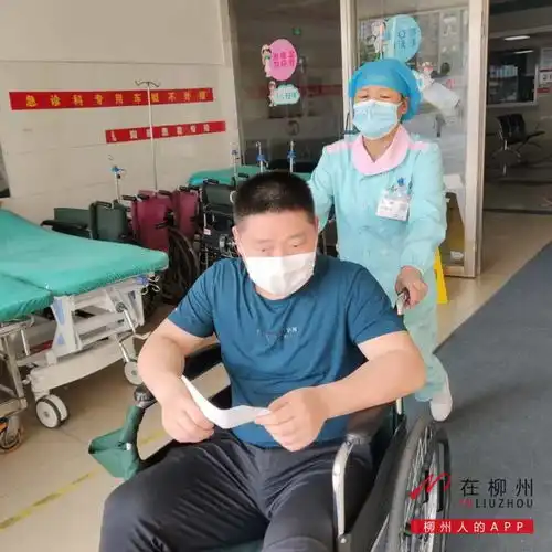  心情不好就冲卡撞人南苑小区一男子挨了