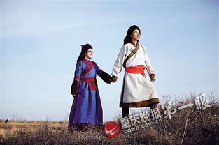  85后夫妻辞职旅行穿56个民族服装拍结婚照