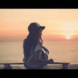 求头像一个男的头向左偏在夕阳下左手放在滑板上 求头像一个男的头向左偏在夕阳下左手放在滑板上