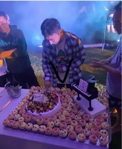 王思聪新恋情曝光穿18万貂毛外套跟美女街头考拉抱,土豪范十足 王思聪新恋情曝光穿18万貂毛外套跟美女街头考拉抱,土豪范十足