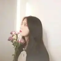  女生拿花头像唯美图片手拿花的女生头像唯美