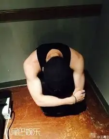  王嘉尔蹲墙角反省我辛苦耕田你却潇洒撩妹被狂批