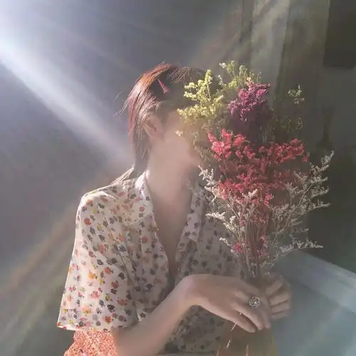  叮捧花头像世间温柔都与你相逢持续更新ing