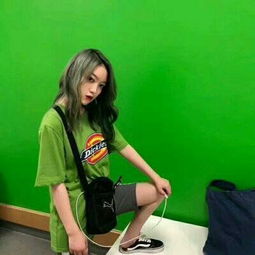  绿色的小姐姐
