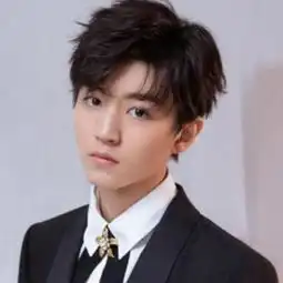  王俊凯在片场抽烟被拍,看到这一画面网友我们不是傻子