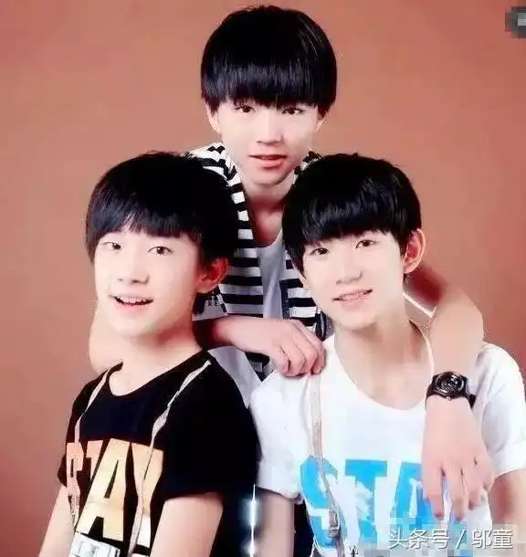  不知不觉,王源和易烊千玺当着王俊凯的面穿了这么多次情侣装