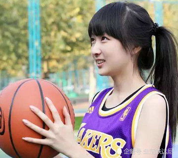  女生打篮球时,自以为很菜的3种行为,在男生眼中美爆了