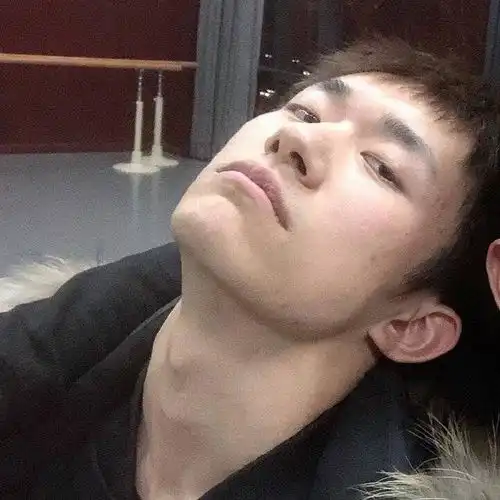  中戏期末考大合照,易烊千玺搞怪出镜,偶像包袱丢掉