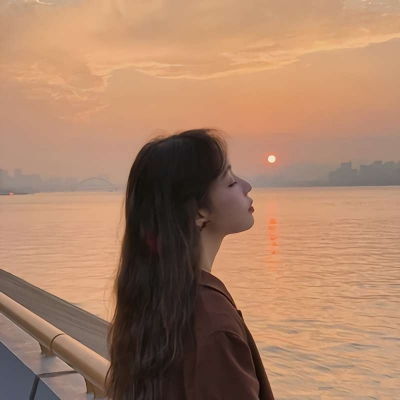  女生头像晚霞,海边落日晚霞女生头像